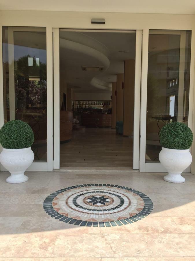 Hotel La Rosa Cattolica Luaran gambar
